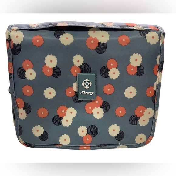 Narwey Other - ❤️❤️LAST CHANCE ❤️❤️  Makeup Bag- GUC - several compartments